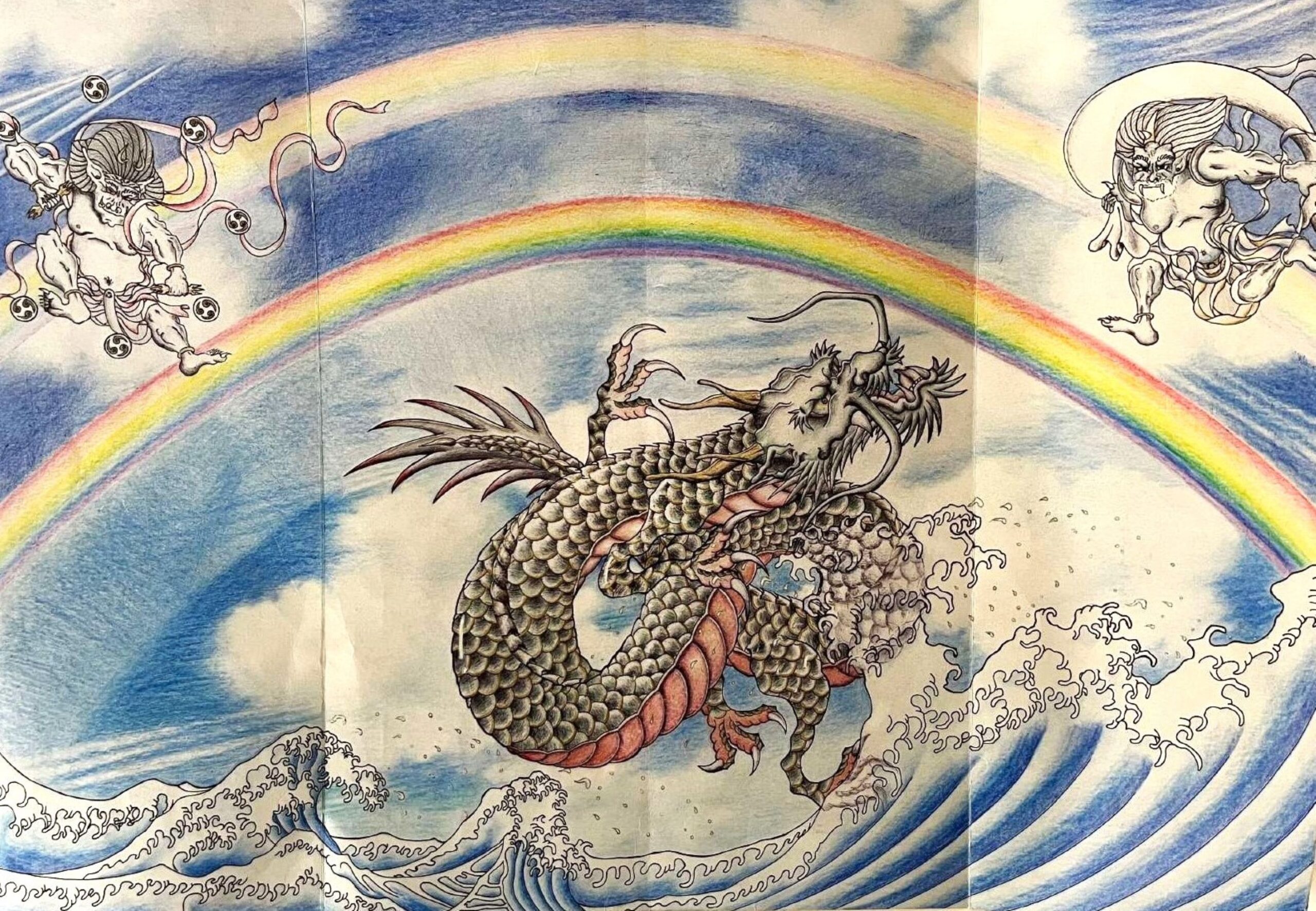 2.左から右へ波打つ海の上空にたくさんの白い雲がある。雲の手前に大きな二つの虹がかかっている。虹の手前に風神雷神に見守られている中央で、大きな龍が飛び上がっている。