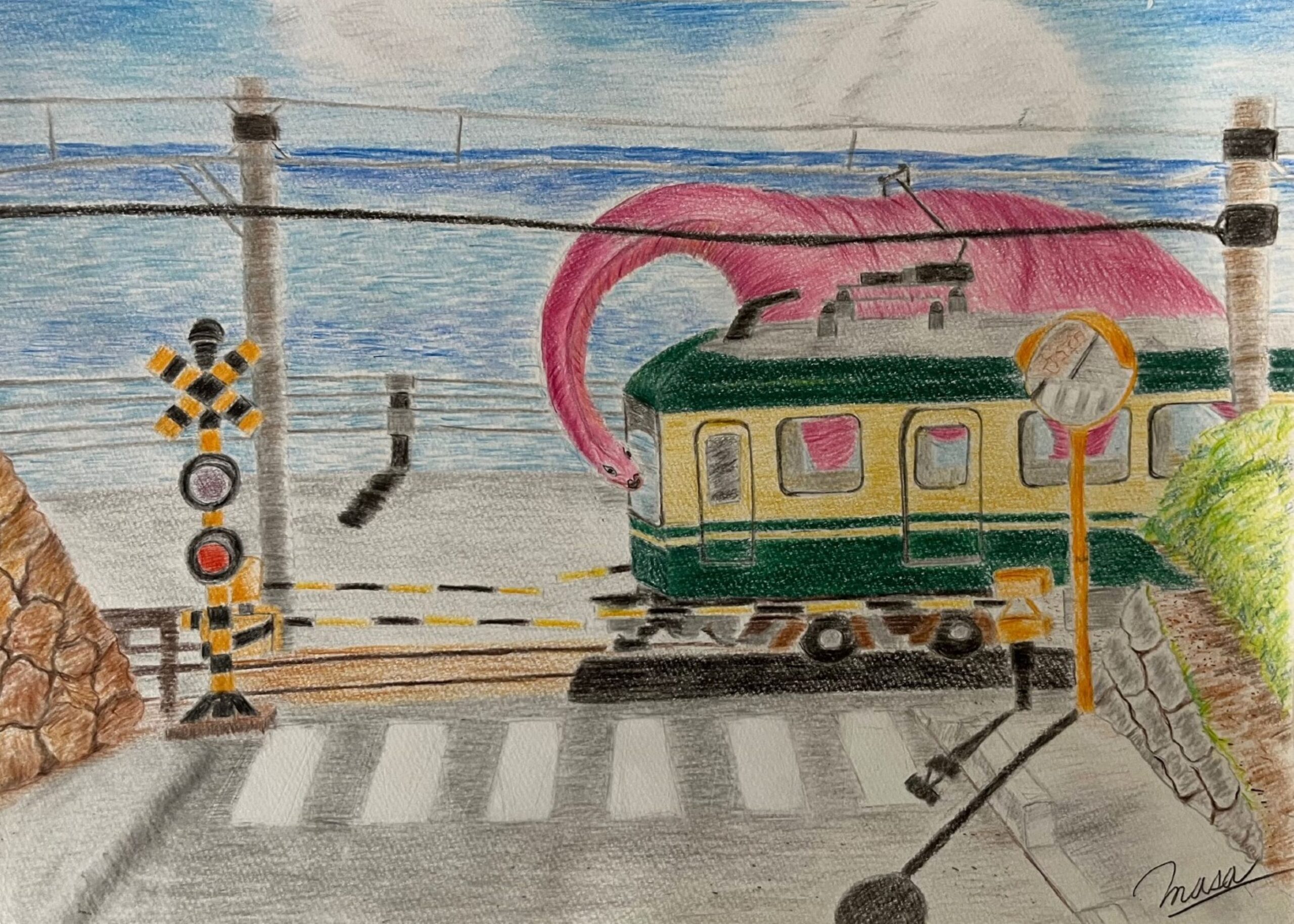水色の空に、青い海。海沿いには、右から左に向かって、路面電車が走っている。電車の向こう側にピンク色の大きな恐竜がいて、長い首を伸ばし、運転席を覗き込んでいる。線路の手前には踏切があり、信号の色は赤になっている。右側にあるカーブミラーの影が長く伸びて、踏切の手前の横断歩道に映り込んでいる。