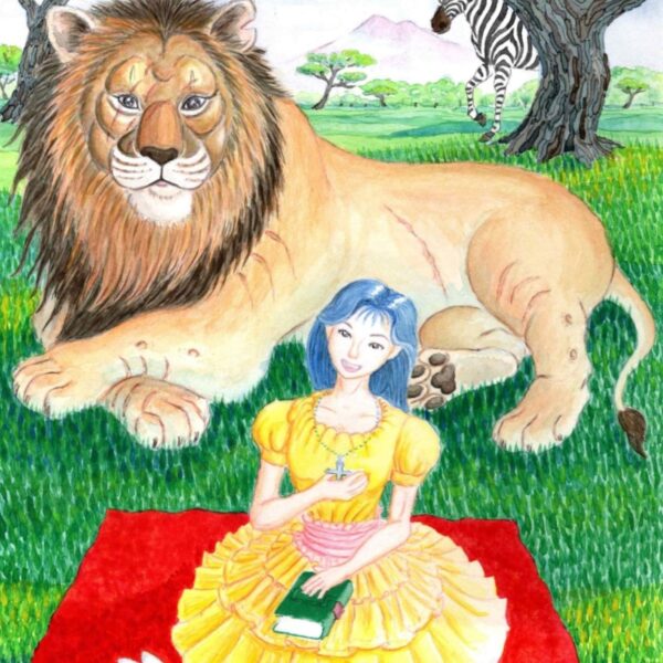 草原の上に赤いシートを広げ向日葵色のワンピースを着た少女が座っている。少女はネックレスの十字架に右手をあて、本の上に左手を置き口角を広げて微笑んでいる。少女の手前には白いウサギが横向きで座っている。少女の後ろに雄ライオンが穏やかな表情で正面を見つめて横たわっている。ライオンの右奥にシマウマが左向きに歩いている。一番奥に木々、山脈、青空がある。