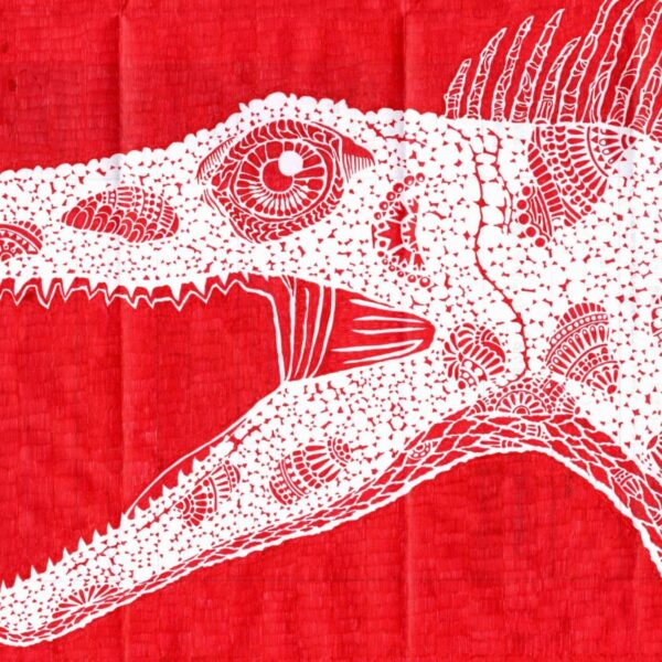 真っ赤な背景に、白抜きで、恐竜のような動物の左顔が大きく描かれている。丸い大きな瞳で、顔から首にかけて模様がある。頭には十数本のトサカが付いている。左下に「お多福」のサイン。