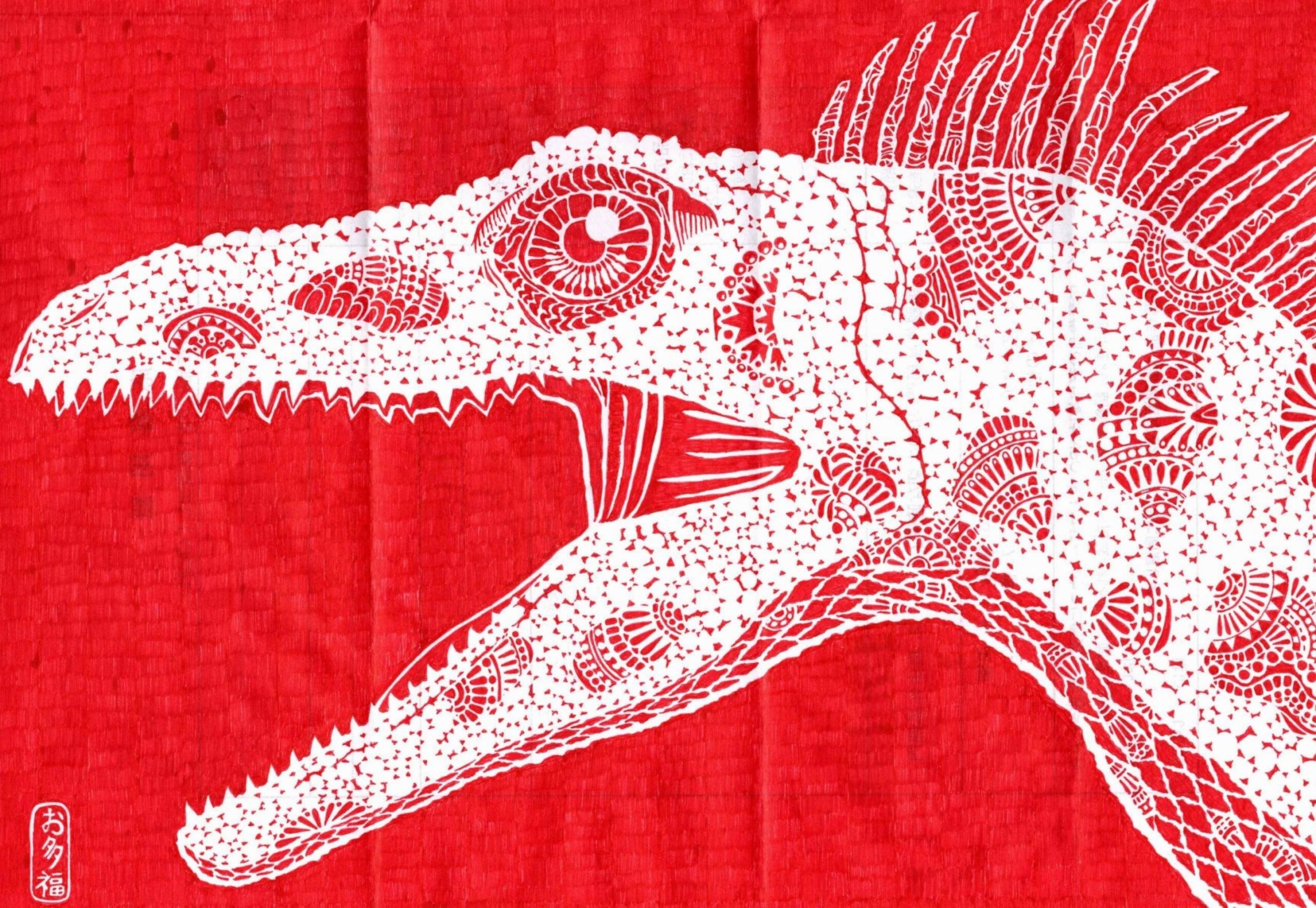 真っ赤な背景に、白抜きで、恐竜のような動物の左顔が大きく描かれている。丸い大きな瞳で、顔から首にかけて模様がある。頭には十数本のトサカが付いている。左下に「お多福」のサイン。