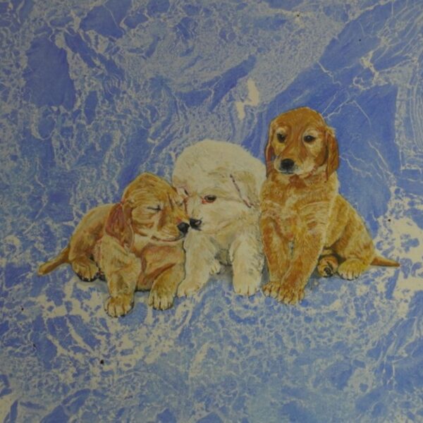 青色と白色のマーブル模様の背景の中央に子犬が三匹。左から茶色い犬、白い犬、茶色い犬がからだをよせている様子である。左の犬だけ目を閉じ中央の白い犬と鼻をくっつけている。右の犬は正面を向き前脚を揃えてかしこまている。