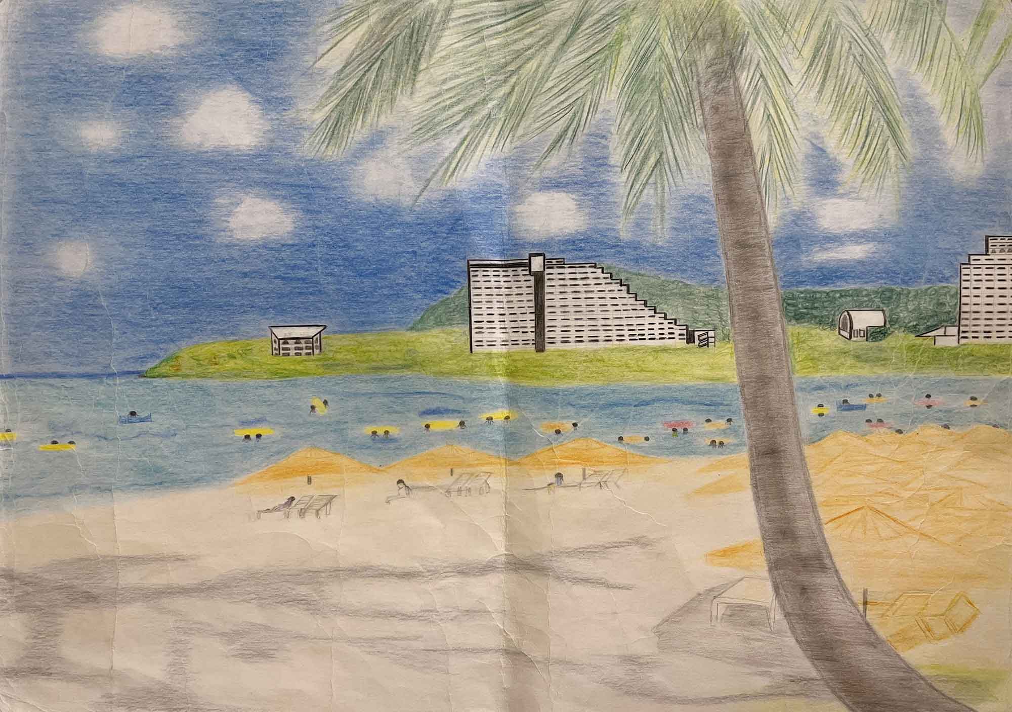 右下から大きなヤシの木が伸び、画面上方にはみ出すほど葉を広げています。その奥に砂浜があり、青い海が広がっています。海の向こう岸は緑が多く、ホテルのような白い建物があります。砂浜にはビーチベッドに寝そべる人々が、海には黄色や赤のサーフボードで遊ぶ人々が描かれています。