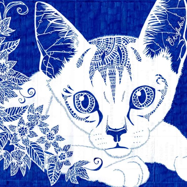 青いペン1色で描かれた作品です。横長の画面には、真っ青な背景に白い猫と花が描かれています。白い猫は腹ばいになっていて、くりくりとした目で真っすぐに前を見ています。猫の左側にはつる植物があり、6枚の花弁をもつ花がいくつも咲いています。