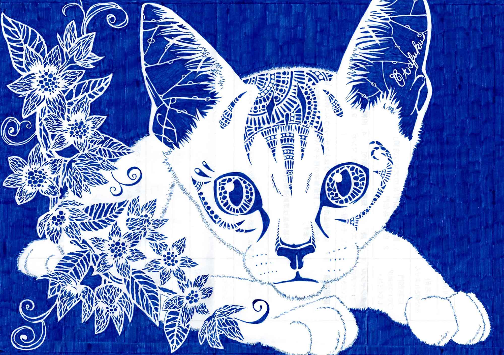 青いペン1色で描かれた作品です。横長の画面には、真っ青な背景に白い猫と花が描かれています。白い猫は腹ばいになっていて、くりくりとした目で真っすぐに前を見ています。猫の左側にはつる植物があり、6枚の花弁をもつ花がいくつも咲いています。