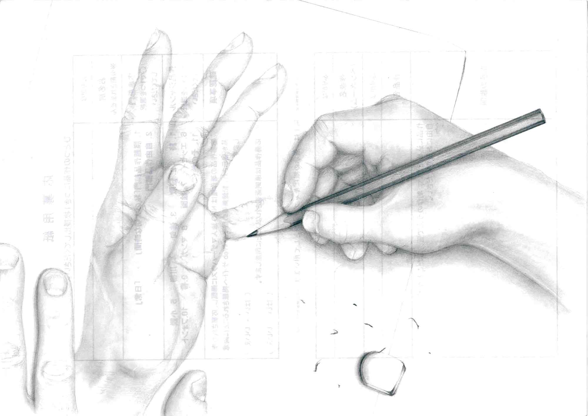 黒色の鉛筆で表現されている。左の手のひらを描いている様子である。描いている右手は鉛筆を握っている。左手は紙にのせている。右手の下に消しゴムがある。デッサンをする手元のようだ。