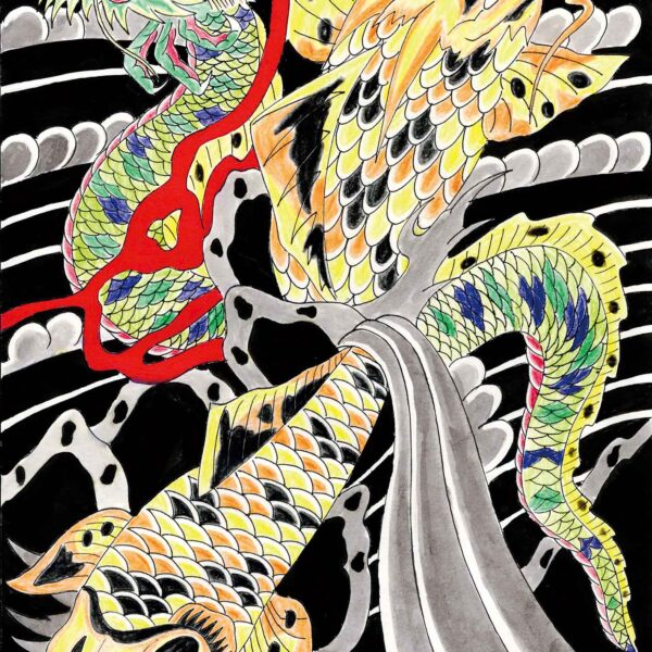 縦置きの画面の左上から右下にかけて竜が、右上と左下には鯉が1匹ずつ描かれています。竜は口を開け、上に向かって進んでいるようです。2匹の鯉は黄色と黒のまだら模様で、尾びれを立てています。背景は黒、グレーで雲の波や風の模様が描かれています。