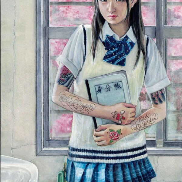 夏の制服を着た女性が正面を見つめて立っている。身分帳というノートを握りしめている。左右の腕から手の甲まで肌に絵と英語がある。左下に洗面所、ちりとりがある。灰色の壁にはひびがある。背景に柵のある大きな窓がある。窓の奥には満開の桜の木がある。