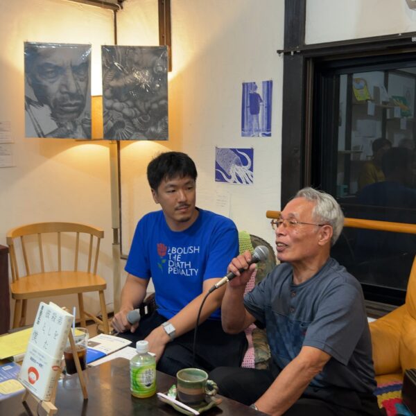 8月29日に大阪にある本屋MoMoBooksにて開催された、原田正治さんのトークの様子