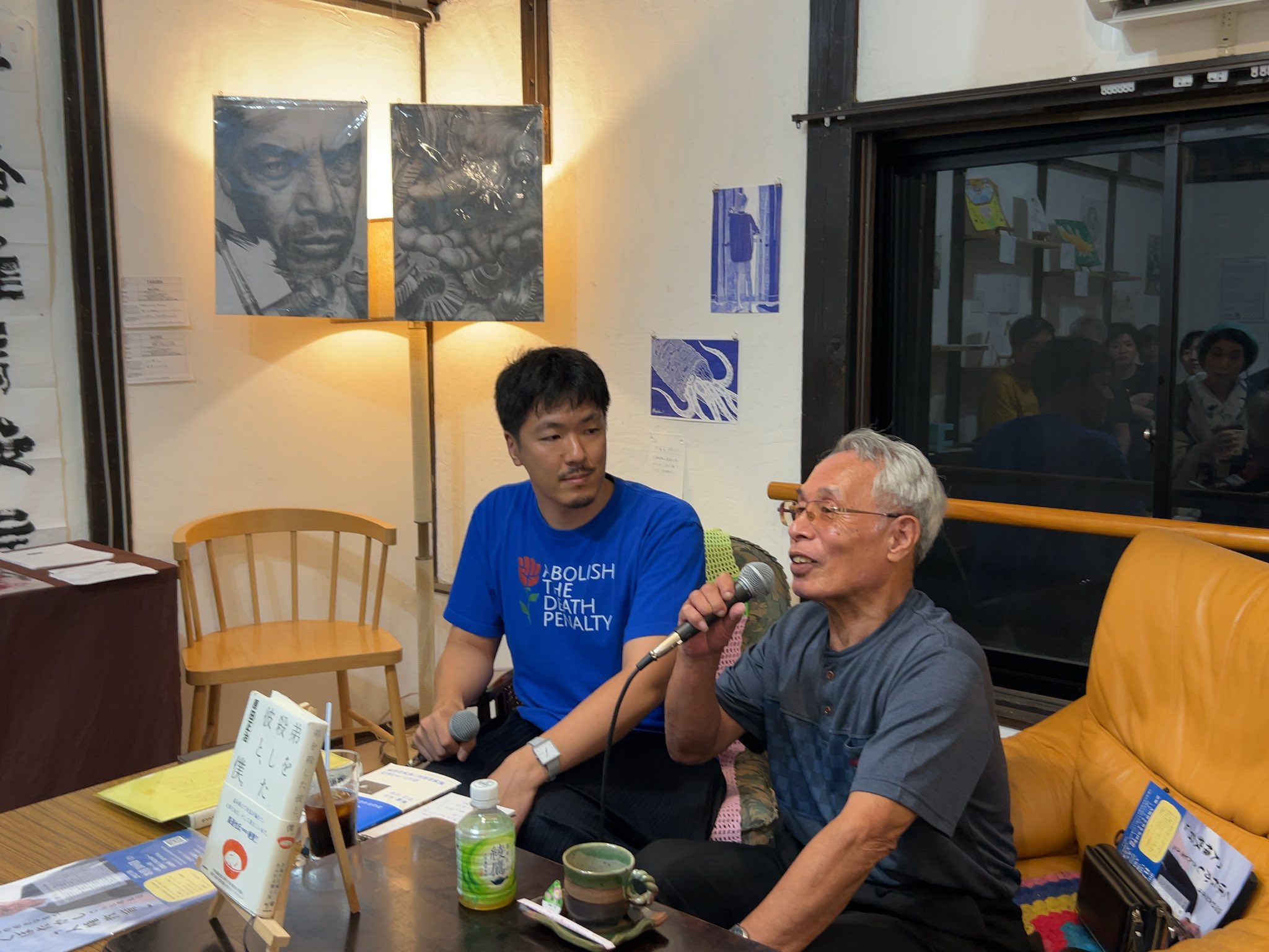 8月29日に大阪にある本屋MoMoBooksにて開催された、原田正治さんのトークの様子