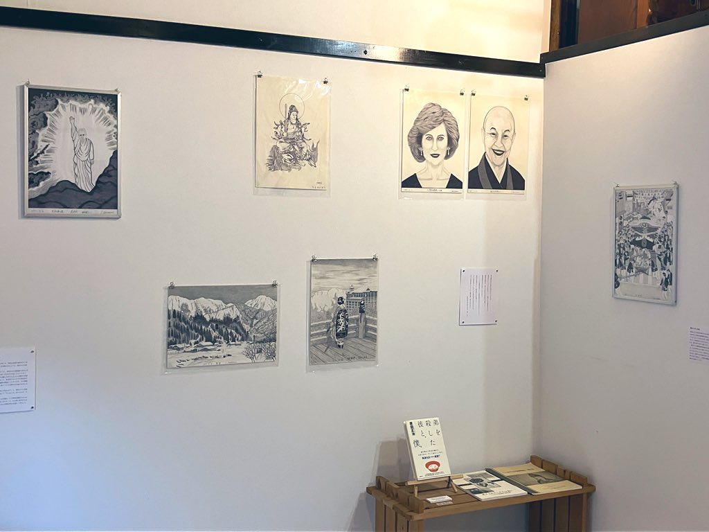 MoMoBooksに展示された長谷川敏彦さんの絵画