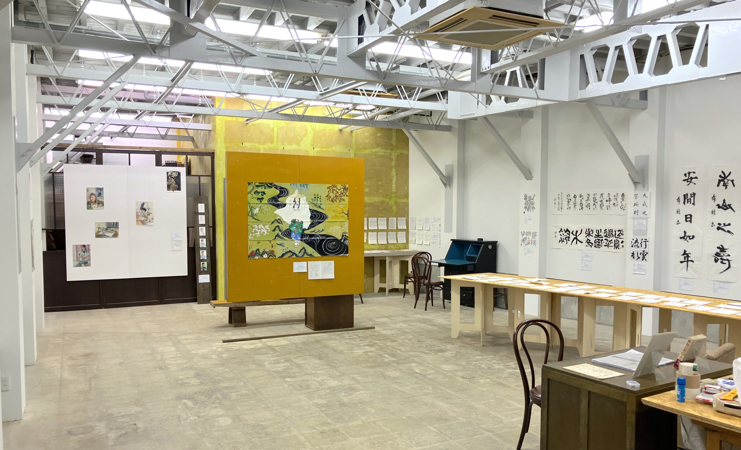 第3回刑務所アート展　展示会場の様子　絵画や書など応募作品を会場全体に展示