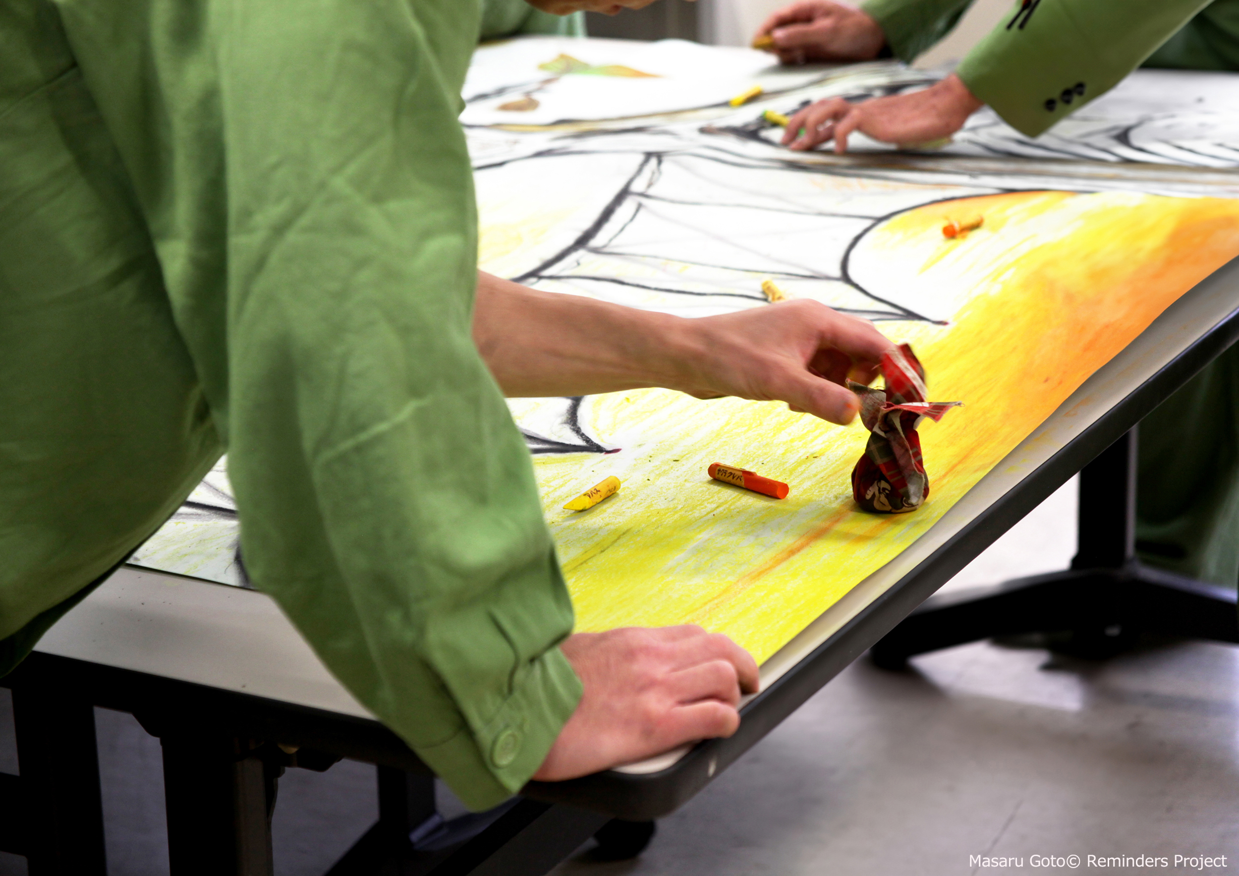 府中刑務所の絵画クラブの活動の様子。受刑者の方が絵を描く様子。