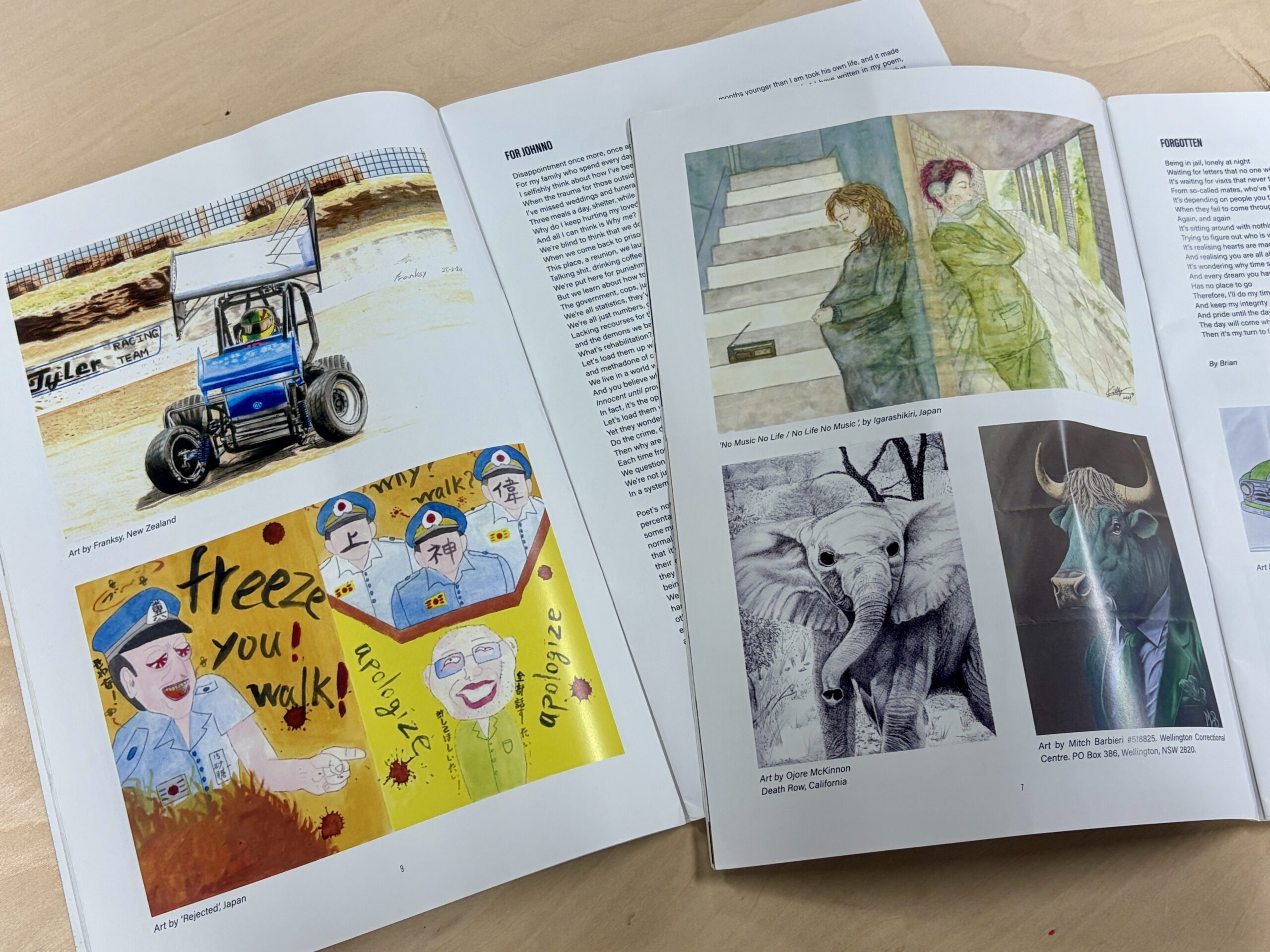雑誌『Paper Chained』の誌面にPACに寄せられた作品が掲載されているところ。