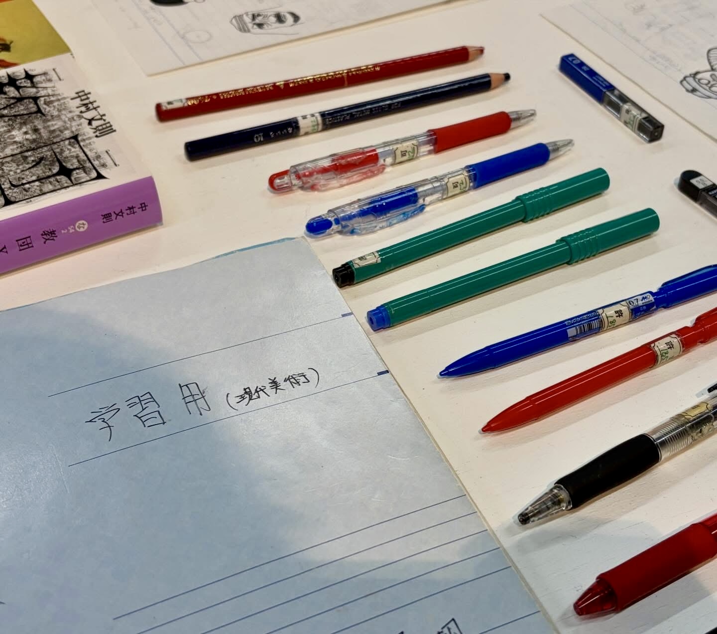 チョーエキノート展の展示風景。学習用（現代美術）のノートとペン。