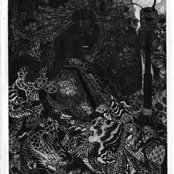 黒のボールペンで緻密に描かれたモノクロ画。中央に打掛をまとい佇む花魁「地獄太夫」。周囲を無数の髑髏や蛇、うねる炎が囲み、右手には大きな燭台（ろうそく）が立つ。全体に黒が濃く、油の燃える薄明かりのような世界を描く。