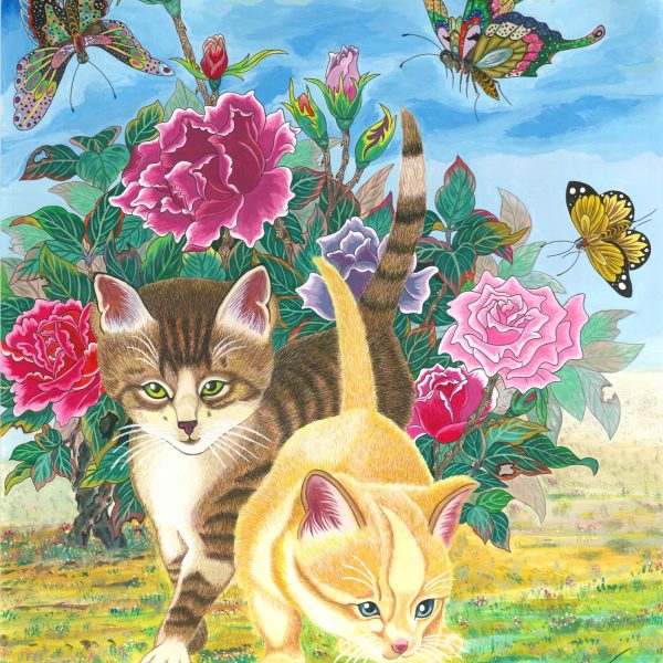 バラの茂みの前で遊ぶ2匹の子猫。キジトラの子猫は緑の目でこちらを見つめ、クリーム色の子猫は前かがみに、草地にいるバッタをのぞき込む。手前には黄色いボールと色とりどりのサッカーボール。赤・桃・紫のバラが咲き、上空には翅の模様の細かい蝶が3頭舞う。空は青に黄の差す明るい色合い。