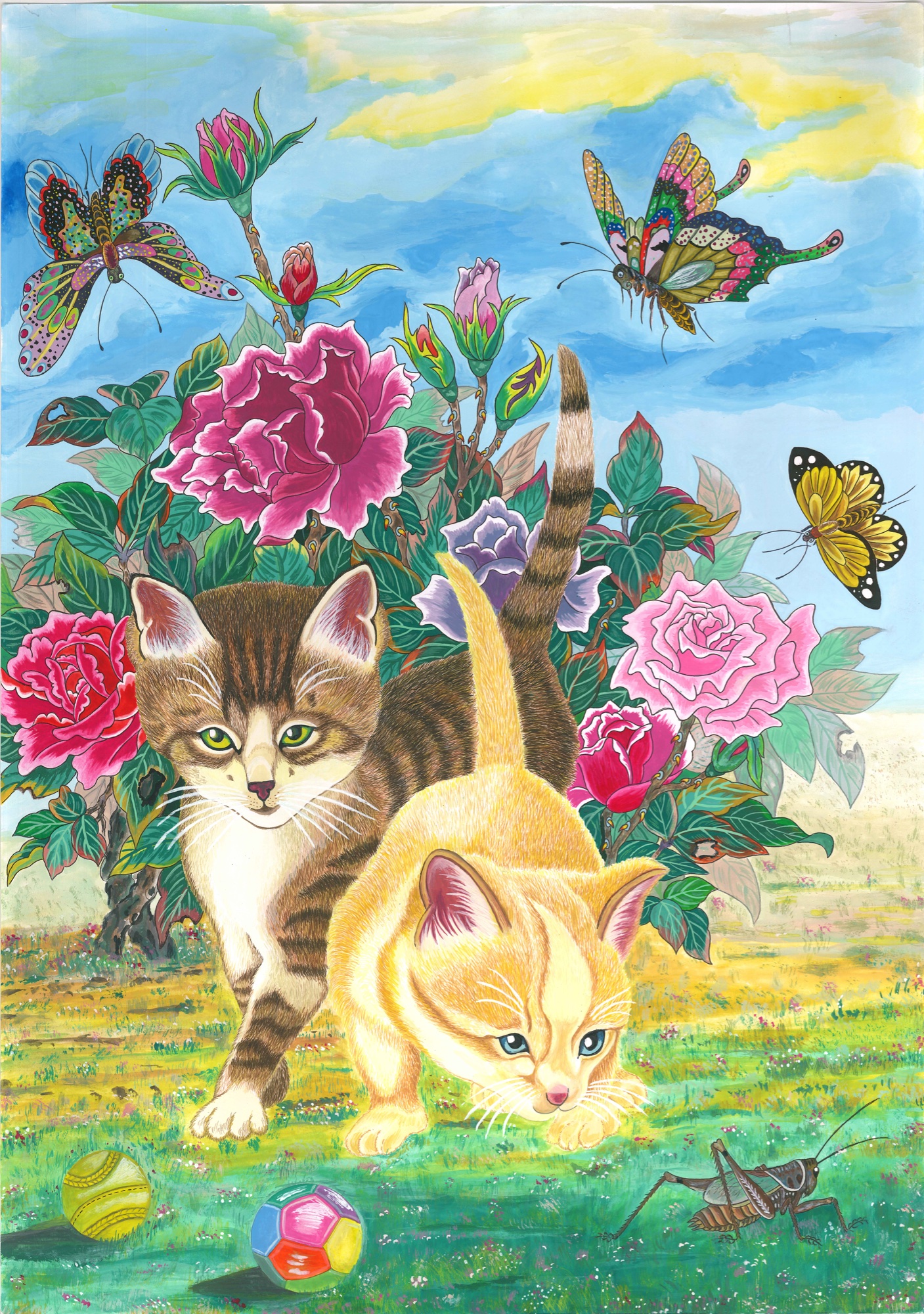 バラの茂みの前で遊ぶ2匹の子猫。キジトラの子猫は緑の目でこちらを見つめ、クリーム色の子猫は前かがみに、草地にいるバッタをのぞき込む。手前には黄色いボールと色とりどりのサッカーボール。赤・桃・紫のバラが咲き、上空には翅の模様の細かい蝶が3頭舞う。空は青に黄の差す明るい色合い。