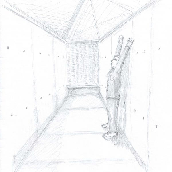鉛筆画。高い壁に囲まれた細長い屋外スペースを描く。上部は金網が張られ、その向こうから斜めに線が差し込む。奥の壁の上部に網目状のパネルがあり、下に影が落ちる。右の壁際に作業着の男性が横向きに立ち、両腕をまっすぐ頭上に伸ばす。壁面には点状の汚れが散る。下部に「独居運動（トリカゴ）」と「2026.4.16」の書き込み。