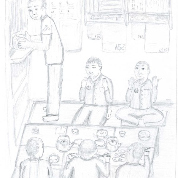 鉛筆画。雑居房での食事の場面。左上で立った男性が壁の配食口から両手で丼を受け取る。部屋の奥には2人が座り、両手のひらを顔の高さに上げている。手前では3人が背を向けて座卓を囲み、卓上にはやかん2つ、急須、丼、湯のみ、小皿が並ぶ。奥の棚には本が並び、壁にカレンダーと掲示物、棚の下には「162」「212」と番号の書かれた布が掛かる。