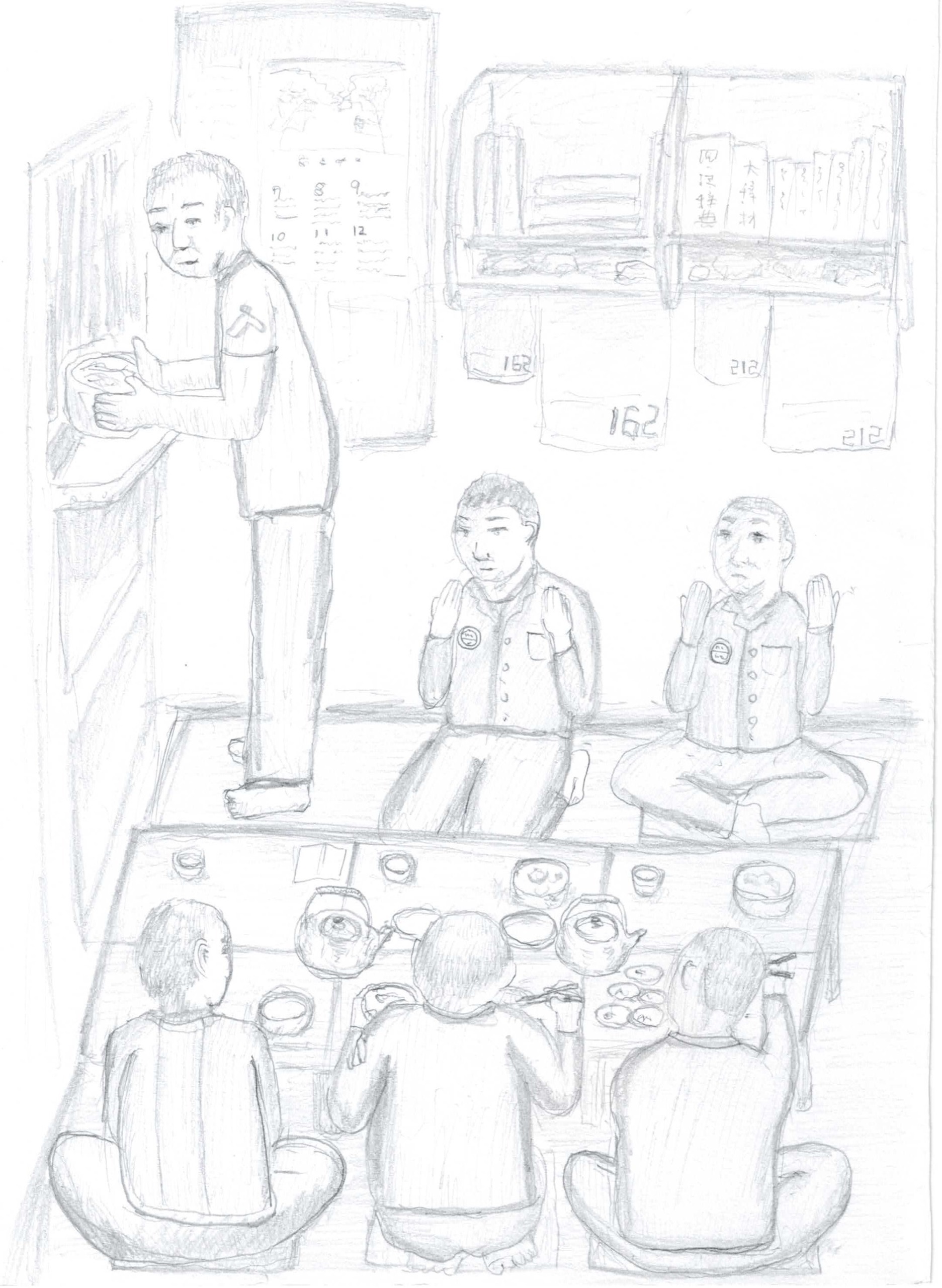 鉛筆画。雑居房での食事の場面。左上で立った男性が壁の配食口から両手で丼を受け取る。部屋の奥には2人が座り、両手のひらを顔の高さに上げている。手前では3人が背を向けて座卓を囲み、卓上にはやかん2つ、急須、丼、湯のみ、小皿が並ぶ。奥の棚には本が並び、壁にカレンダーと掲示物、棚の下には「162」「212」と番号の書かれた布が掛かる。