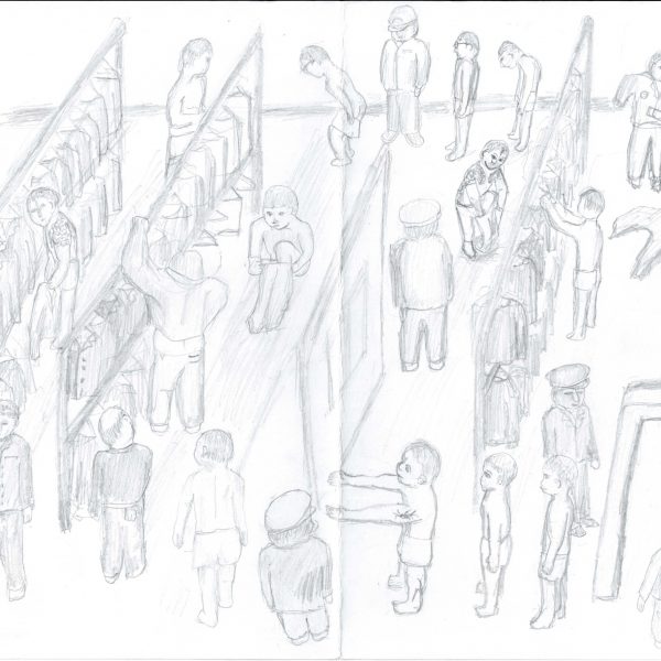 鉛筆による横長の見開き画。広い室内に衣服を掛けた棚が斜めに数列並び、20人以上の男性が描かれる。裸や下着姿で服を脱ぎ着する人、しゃがむ人、前屈する人、両腕を左右に広げて立つ人などが通路に並び、制帽の職員が要所に立って見ている。右下には門形の枠があり、男性がその脇の台に手を伸ばす。左下に「検身所①」「2026.6」と書き込みがある。
