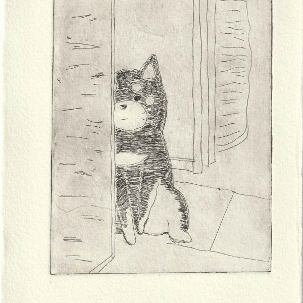 銅版画（ドライポイント）。ドアや窓のそばに、耳を立てて立つ柴犬のような犬をモノクロの線描で表す。背景に窓枠やカーテンらしき縦線が描かれる。