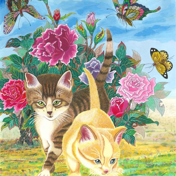 バラの茂みの前で遊ぶ2匹の子猫。キジトラの子猫は緑の目でこちらを見つめ、クリーム色の子猫は前かがみに、草地にいるバッタをのぞき込む。手前には黄色いボールと色とりどりのサッカーボール。赤・桃・紫のバラが咲き、上空には翅の模様の細かい蝶が3頭舞う。空は青に黄の差す明るい色合い。