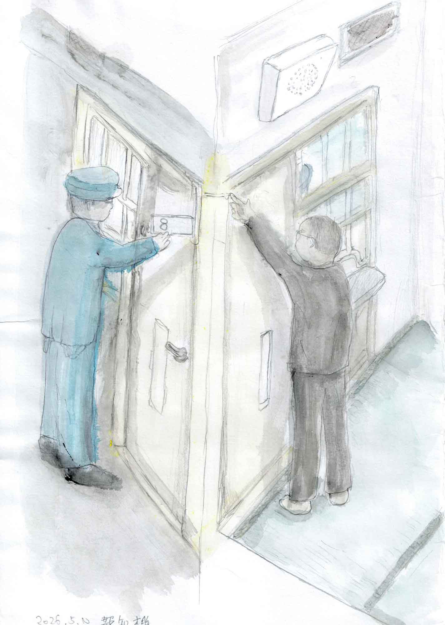淡い水彩と鉛筆で描かれた廊下の角。左に青い制服と制帽の刑務官が立ち、扉の横に付いた「8」と読める札に手を伸ばす。右には眼鏡をかけた灰色の服の人物が後ろ姿で立ち、窓のある壁の高い所へ右腕を伸ばしている。両者の間の壁上部に、小さな穴の並んだ箱状の機器が取り付けられている。扉や壁は白っぽく、床は薄い水色。左下に「2026.5.10 報知器」と書き込みがある。
