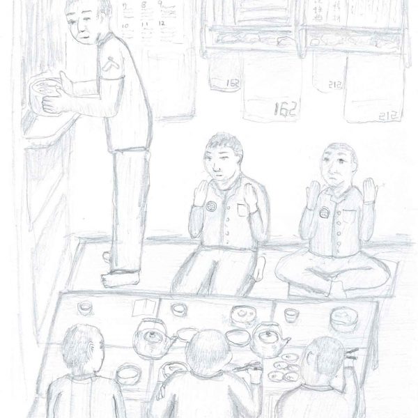 鉛筆画。雑居房での食事の場面。左上で立った男性が壁の配食口から両手で丼を受け取る。部屋の奥には2人が座り、両手のひらを顔の高さに上げている。手前では3人が背を向けて座卓を囲み、卓上にはやかん2つ、急須、丼、湯のみ、小皿が並ぶ。奥の棚には本が並び、壁にカレンダーと掲示物、棚の下には「162」「212」と番号の書かれた布が掛かる。