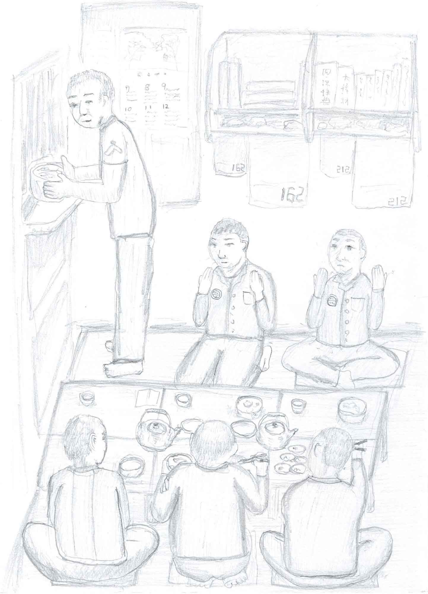 鉛筆画。雑居房での食事の場面。左上で立った男性が壁の配食口から両手で丼を受け取る。部屋の奥には2人が座り、両手のひらを顔の高さに上げている。手前では3人が背を向けて座卓を囲み、卓上にはやかん2つ、急須、丼、湯のみ、小皿が並ぶ。奥の棚には本が並び、壁にカレンダーと掲示物、棚の下には「162」「212」と番号の書かれた布が掛かる。