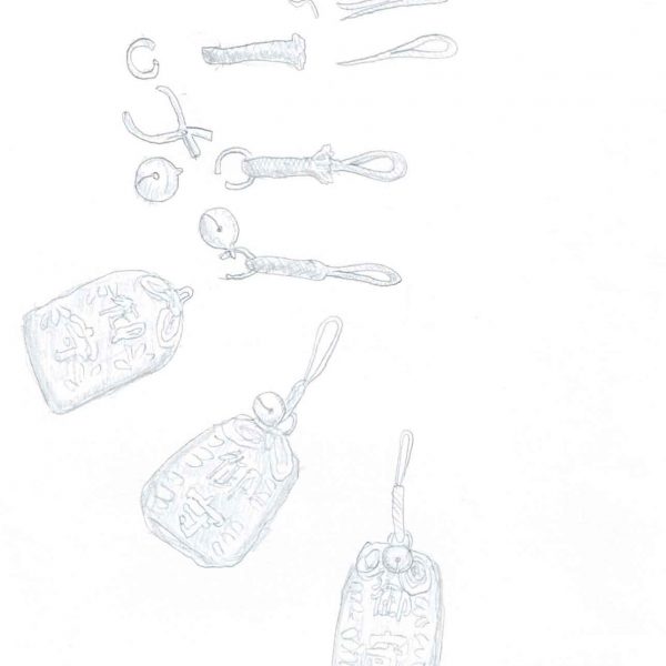 薄い鉛筆による線画で、白い紙の左上から中央にかけて描かれる。上から、長いひも、蝶結び、輪にしたひも数本、小さな金具や鈴、編み上げたストラップの部品が工程を追うように並び、下方には文字の入ったお守り袋が3つ、鈴と編みひもの付いた完成した姿で描かれる。彩色はなく、紙の右側と下半分は余白。