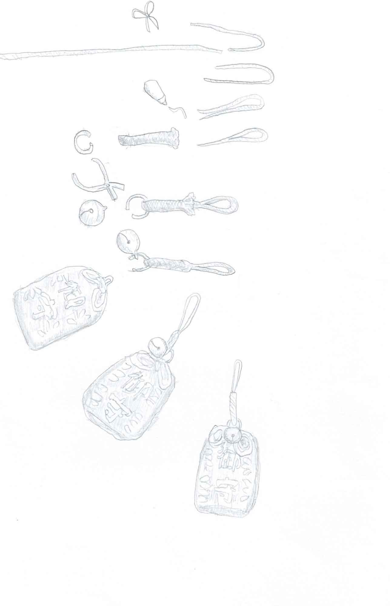 薄い鉛筆による線画で、白い紙の左上から中央にかけて描かれる。上から、長いひも、蝶結び、輪にしたひも数本、小さな金具や鈴、編み上げたストラップの部品が工程を追うように並び、下方には文字の入ったお守り袋が3つ、鈴と編みひもの付いた完成した姿で描かれる。彩色はなく、紙の右側と下半分は余白。