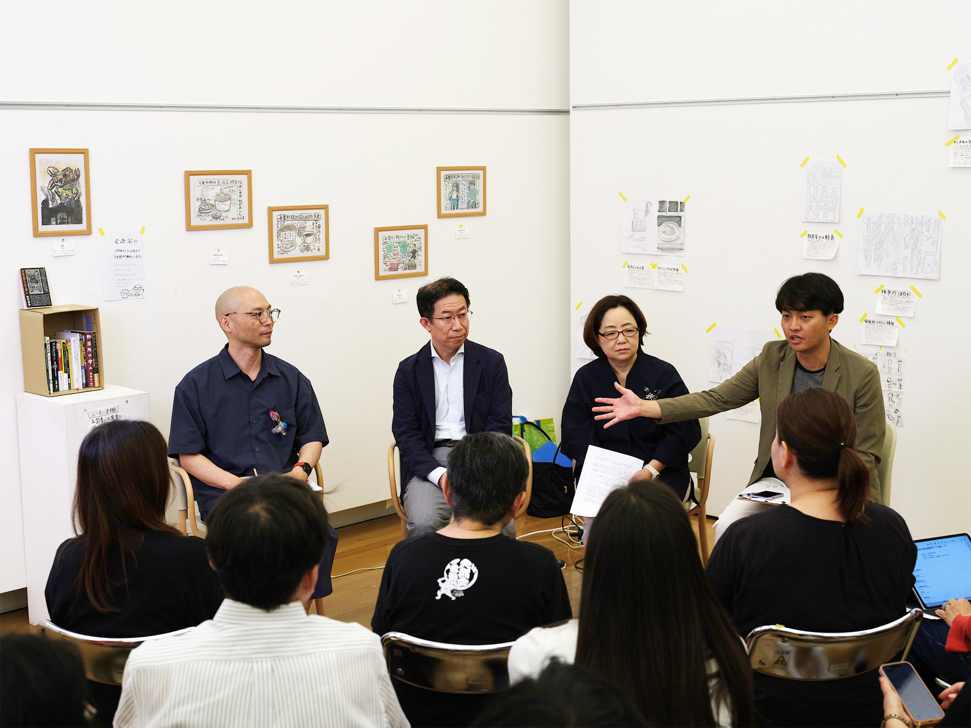 6月27日のトークイベントの様子。登壇者4名が来場者を前に語り合っている